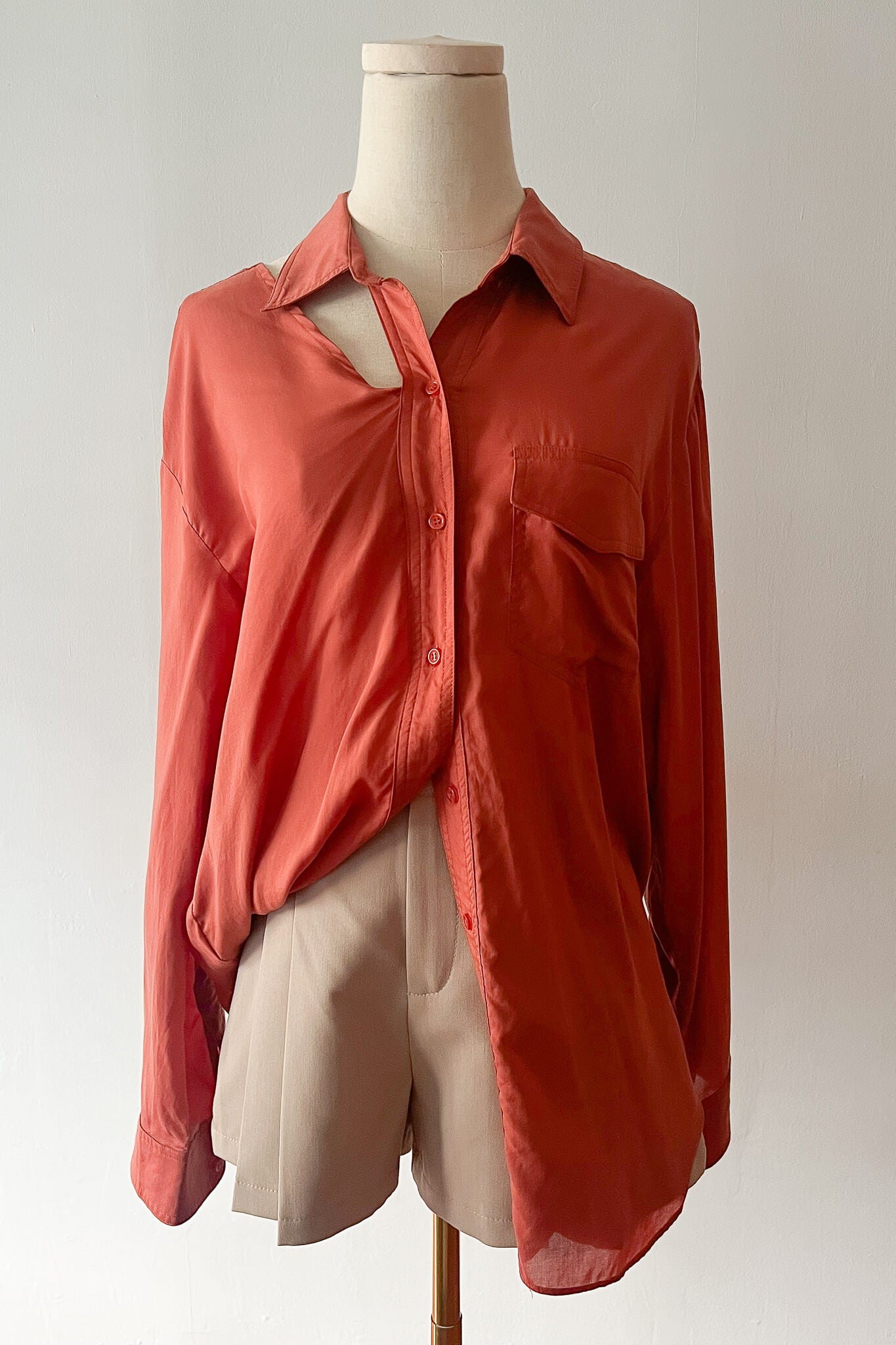 Soft, thin and silky shirt that can be worn as outerwear. Features a cut-out on collarbone area