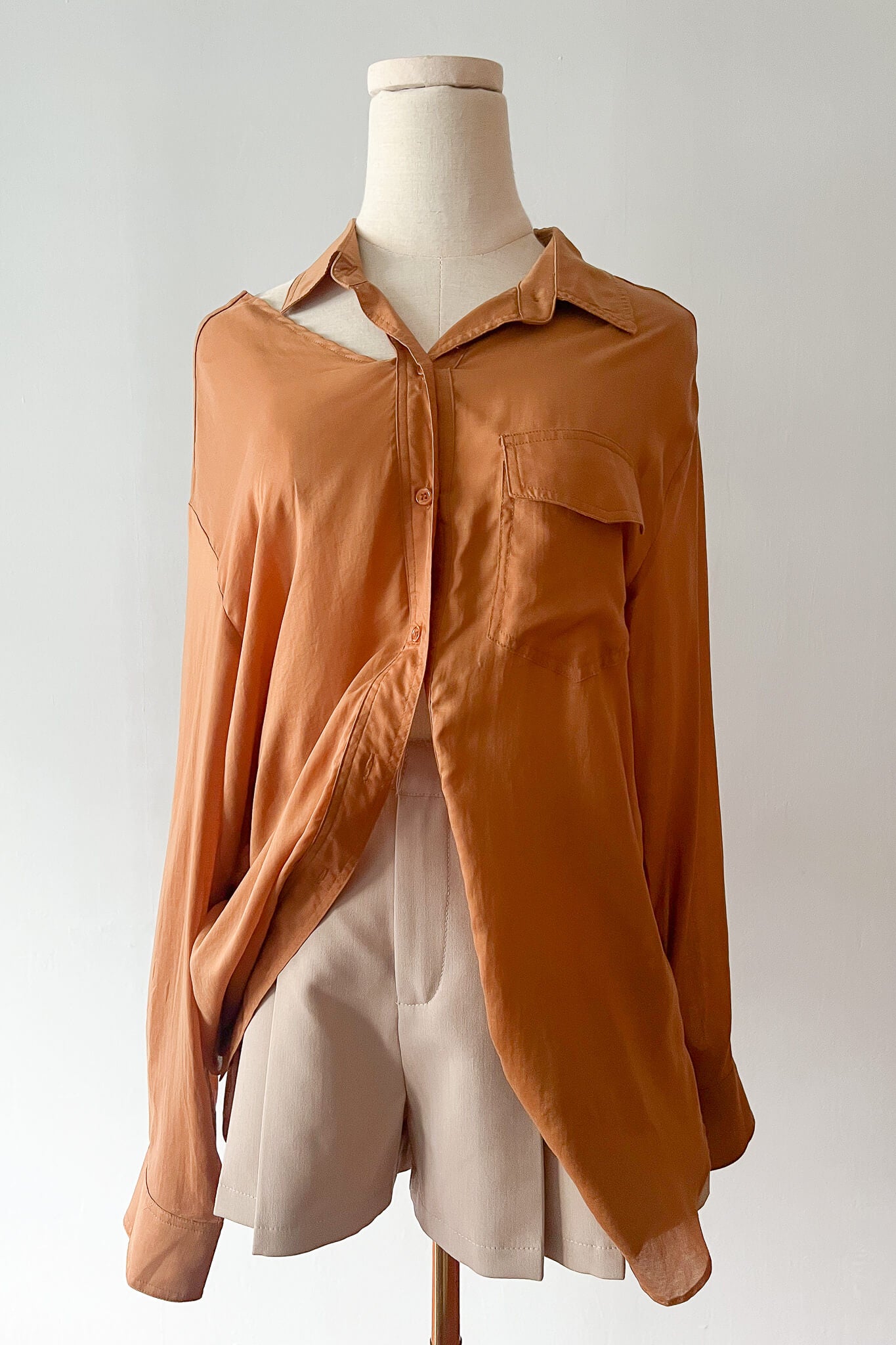 Soft, thin and silky shirt that can be worn as outerwear. Features a cut-out on collarbone area