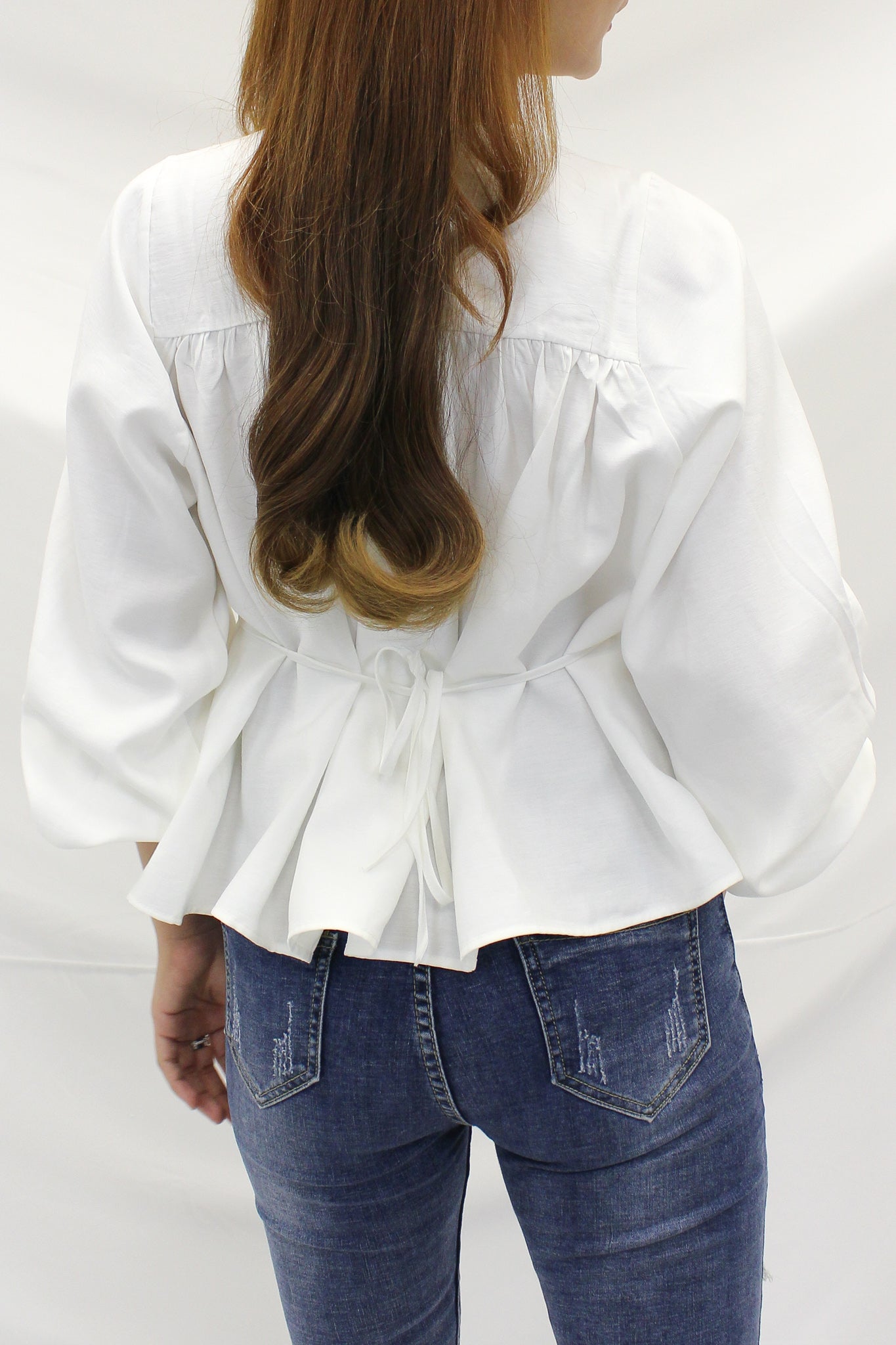 A peplum top with waist tie to bring in your waist. Complete with puffy long sleeves, perfect for workwear