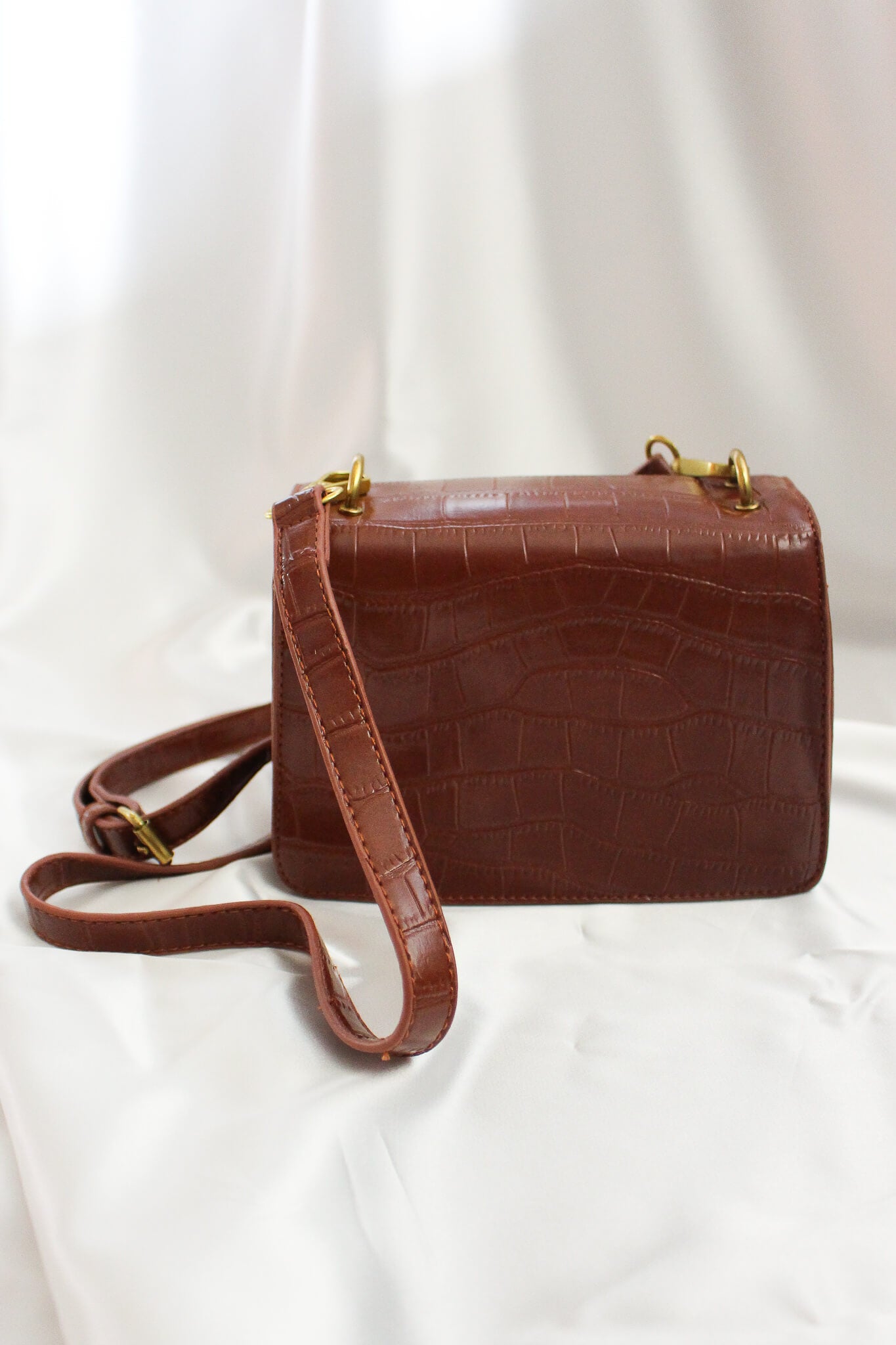 Small PU leather flap bag with changeable straps. Perfect for date nights