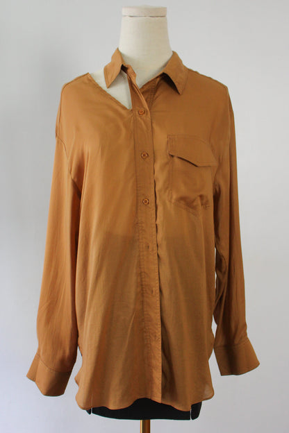 Soft, thin and silky shirt that can be worn as outerwear. Features a cut-out on collarbone area