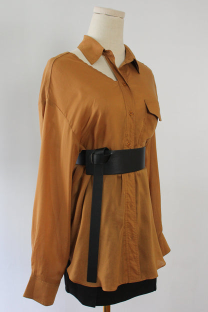 Soft, thin and silky shirt that can be worn as outerwear. Features a cut-out on collarbone area