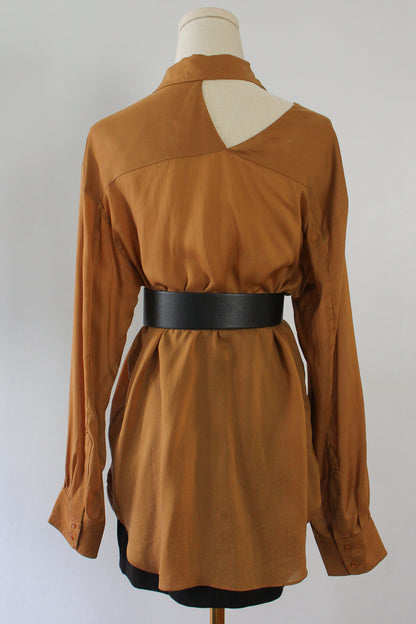 Soft, thin and silky shirt that can be worn as outerwear. Features a cut-out on collarbone area