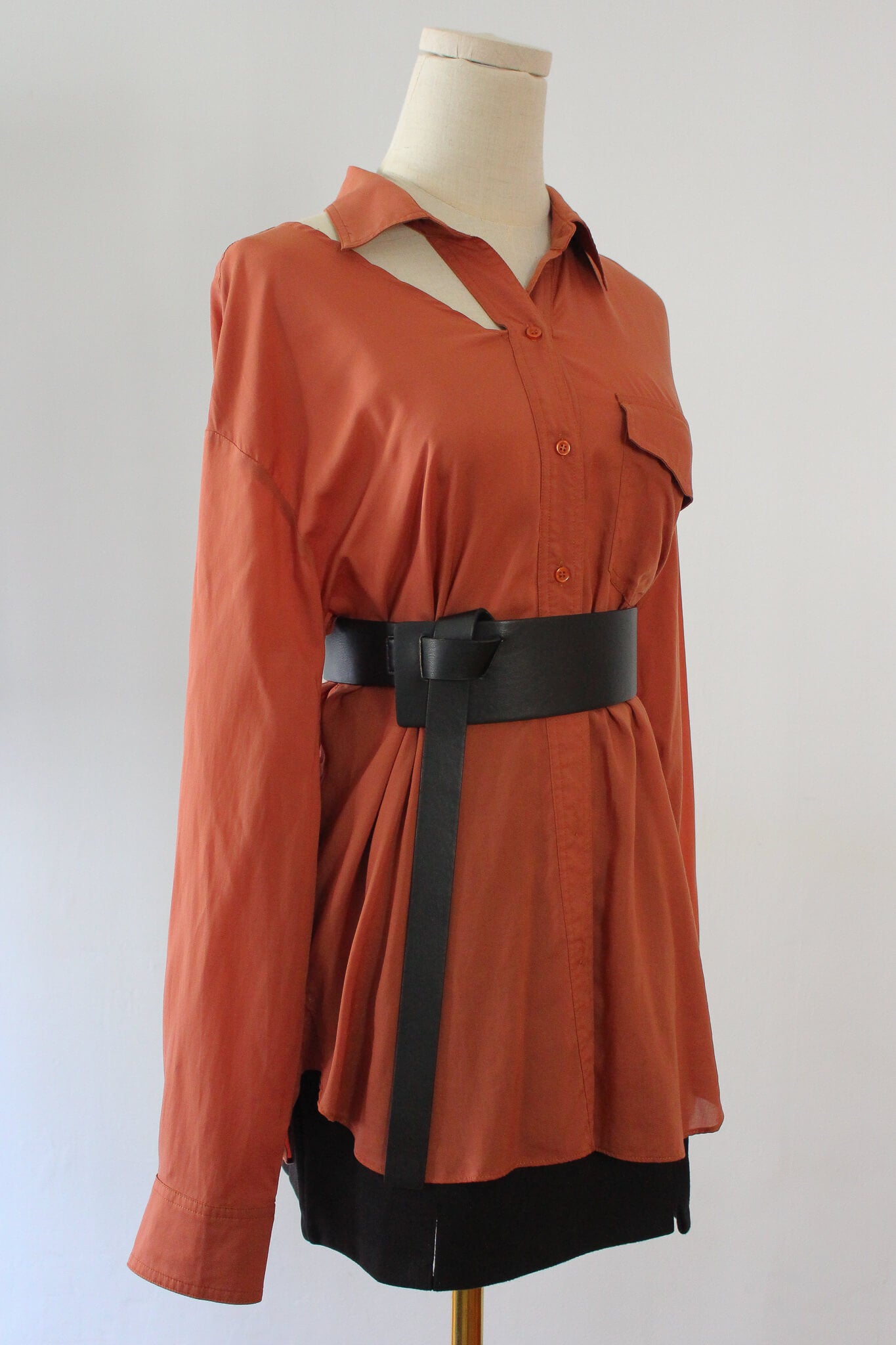 Soft, thin and silky shirt that can be worn as outerwear. Features a cut-out on collarbone area